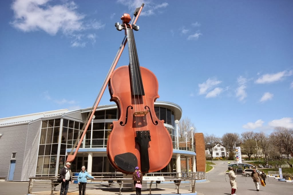 World's Biggest Violin. Canada Amazing Roadside Attractions From